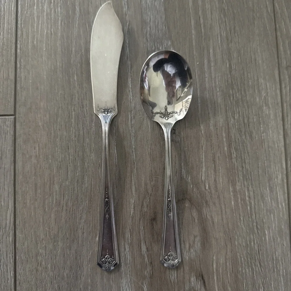 Vintage Oneida Community Tudor Plate QUEEN BESS I Sugar Spoon Butter‎ Lot of 2